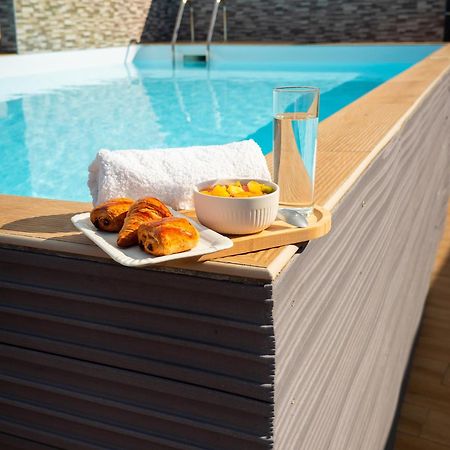Evasion En Plein Coeur De La Ville Studio Jacuzzis Sauna Et Piscine Au Centre De Port Louis Bagian luar foto